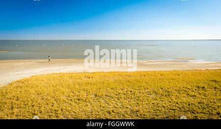 Frau steht am Rande See Blick auf die Makgadikgadi Pan in Botswana, Afrika auf safari Stockfoto