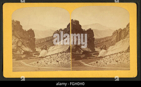 Ein Foto, das den Eingang zum Garten der Götter zeigt, mit Pike's Peak in der Ferne. Dieses Bild wurde von Byron H. Gurnsey aufgenommen und zeigt die majestätischen Felsformationen und den Berg. Stockfoto