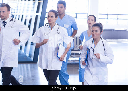 Ärzte und Krankenschwestern, die rauschenden für Notfall Stockfoto