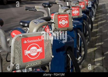 Santander Fahrradverleih an einer Docking-Station in der Stadt, London, UK Stockfoto