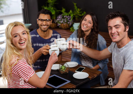 Lächelnden Freunde genießen Kaffee zusammen Stockfoto