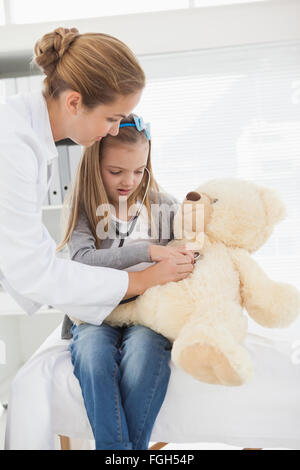 Arzt einem Patienten geben ein ausgestopfter Bär Stockfoto