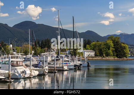 Blick auf Kohle Harbor Marina und Stanley Park in Downtown Vancouver, Kanada. Stockfoto