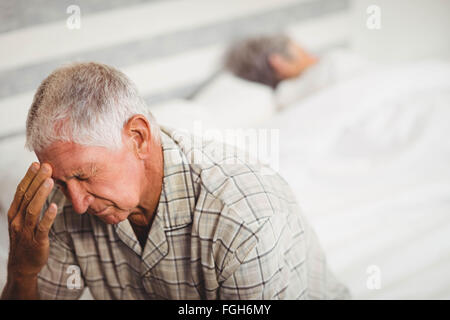 Ältere Mann leidet unter Kopfschmerzen Stockfoto