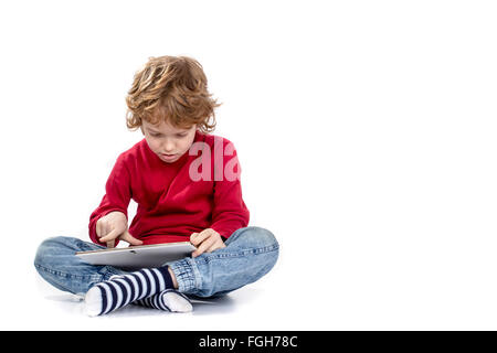 Jungen spielen Pad Tablet isoliert auf weißem Hintergrund Stockfoto