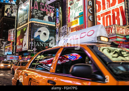 Gelbes Taxi am Times Square. Stockfoto