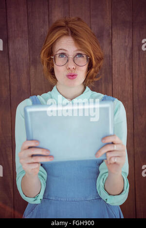 Rothaarige Hipster mit Tablet Stockfoto