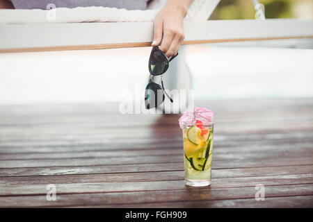 Nahaufnahme der Womans Hand mit Sonnenbrille Stockfoto