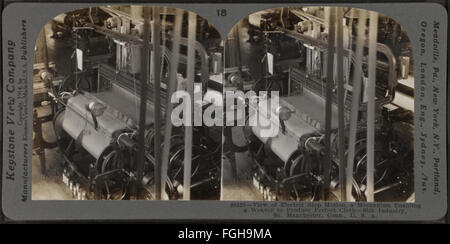 Blick auf elektrische Stop-Motion, ein Mechanismus einen Weber, perfekte Tuch zu produzieren. Seidenindustrie, South Manchester, Connecticut, USA, von Keystone View Company Stockfoto