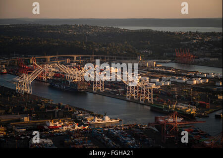 Retro-Bild des Hafens von Seattle mit großen Kränen in einer Reihe und Ladedocks für importierte und exportierte Waren Seattle Waterfront Seattle Washington Stockfoto