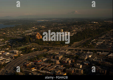 Beacon Hill mit Mount Rainier, Nachbarschaften bei Sonnenuntergang, Süd Seattle Stockfoto