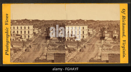 Ein Foto von George O. Ennis, das das verbrannte Viertel in Richmond zeigt. Das Bild dokumentiert die Folgen eines zerstörerischen Ereignisses und zeigt die urbane Landschaft in einem Ruinzustand. Stockfoto
