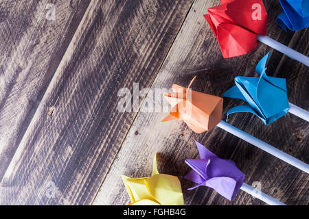 Papier-Tulpe auf Holztisch Konzept Textfreiraum Stockfoto