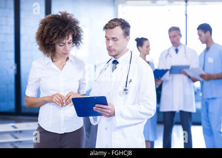 Arzt und Kollege Blick auf ärztliches Gutachten Stockfoto