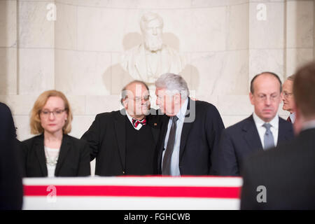 Washington, DC, USA. 19. Februar 2016. US Bezirk Richter RICHARD LEON und Senior uns Kreisrichter DAVID SENTELLE zollen der US Supreme Court als Organ der ehemaligen Gerechtigkeit Antonin Scalia liegt in Ruhe im Rittersaal des Hofes. Bildnachweis: Jay Mallin/ZUMA Draht/Alamy Live-Nachrichten Stockfoto