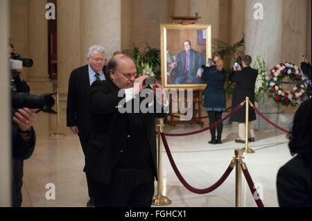 Washington, DC, USA. 19. Februar 2016. US Bezirk Richter RICHARD J. LEON rastet ein Foto der US Supreme Court als Organ der ehemaligen Gerechtigkeit Antonin Scalia liegt im repose.in des Hofes Burgsaal. Bildnachweis: Jay Mallin/ZUMA Draht/Alamy Live-Nachrichten Stockfoto