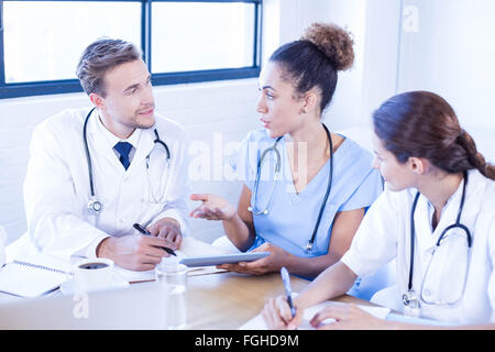 Ärzteteam im Meeting diskutieren Stockfoto