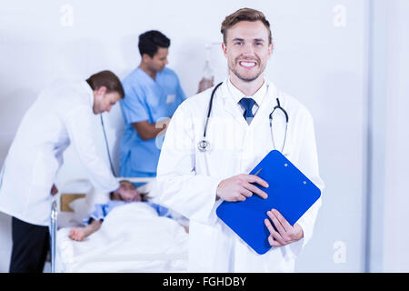Porträt des Arztes hält Zwischenablage Stockfoto