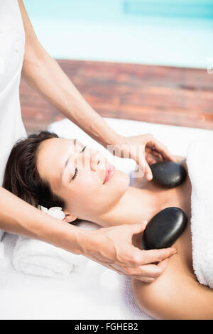 Frau erhält eine hot-Stone massage vom masseur Stockfoto