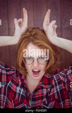 schöne Hipster Frau posiert für die Kamera Stockfoto