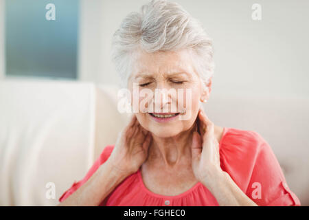 Ältere Frau Nackenschmerzen leidet Stockfoto