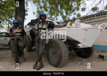 PORT AU PRINCE - HAITI, 11. MÄRZ 2010: Friedenssicherungskräfte der Vereinten Nationen aus Nigeria stehen während der MINUSTAH (Stabilisierungsmission der Vereinten Nationen in Port au Prince) vor einem UN-Gelände, nachdem Haiti am 12. Januar 2010 von einem Erdbeben der Stärke 7,0 heimgesucht wurde Stockfoto