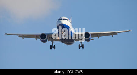 British Airways Airbus A319 G-EUPG ins Land kommen am Flughafen London Heathrow LHR Stockfoto