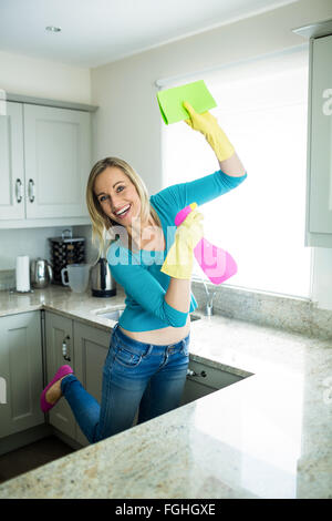 Hübsche Frau, die ihre Haus-Aufgaben zu tun Stockfoto