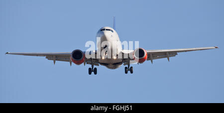 SAS Scandinavian Airlines Boeing 737 LN-RRR ins Land kommen am Flughafen London Heathrow LHR Stockfoto