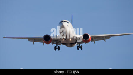 SAS Scandinavian Airlines Boeing 737 LN-RRR ins Land kommen am Flughafen London Heathrow LHR Stockfoto