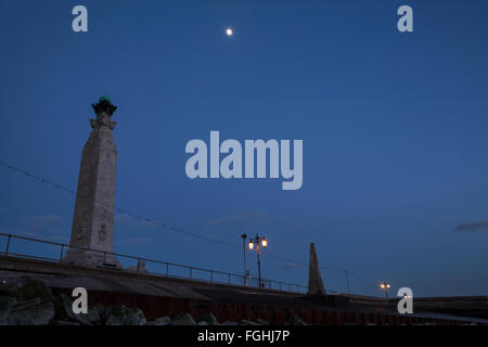 Blaue Stunde geschossen vom War Memorial in Southsea Common. Clear Sky hellen Mond mit starburst Straßenlaternen aus niedrigen Winkel genommen. Stockfoto