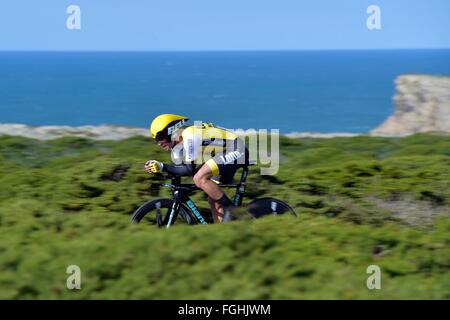 Sagres, Portual. 19. Februar 2016. ROGLIC Primoz (SLO) Fahrer des TEAM LOTTO NL - JUMBO in Aktion während der 3. Etappe des 42. der Algarve-Rundfahrt Radrennen, einem Einzelzeitfahren von 18km mit start und Ziel in Sagres am 19. Februar 2016 in Sagres, Portugal. Bildnachweis: Aktion Plus Sport/Alamy Live-Nachrichten Stockfoto