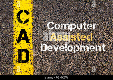 Konzept-Bild der Abkürzung CAD Computer Assisted Geschäftsentwicklung über Straße Markierung gelber Farbe geschrieben Stockfoto