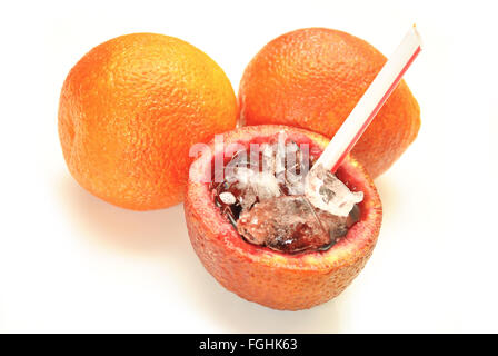 Blut Orangensaft in eine Schale mit Eis serviert Stockfoto