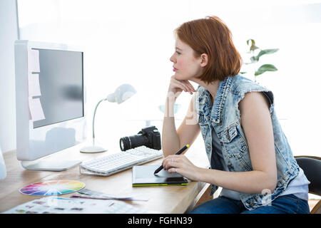 lächelnde Hipster-Fotograf auf ihr tablet Stockfoto