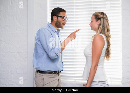 Lässige Kollegen in einem Argument im Büro Stockfoto