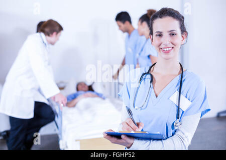 Porträt der Ärztin hält Zwischenablage Stockfoto