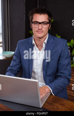 Geschäftsmann, arbeiten auf seinem laptop Stockfoto