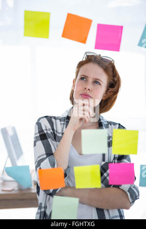 nachdenklich Hipster Frau brainstorming über Noten Stockfoto