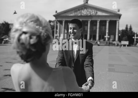 Junge Brautpaar zu Fuß Stockfoto