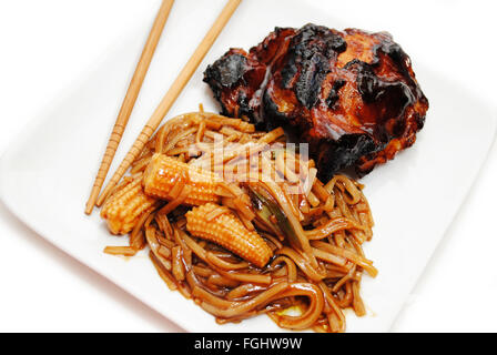 Asiatische Reisnudeln mit gegrilltem Hähnchen scharf Stockfoto