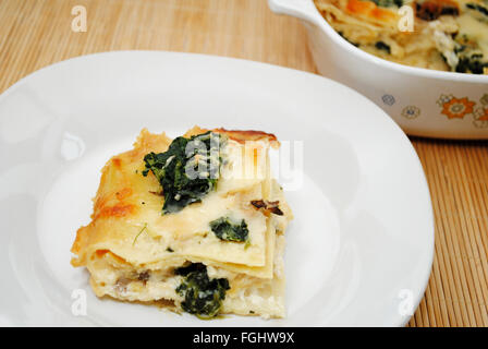 Gebackene kitschig Spinat Lasagne mit Rahmsauce Stockfoto