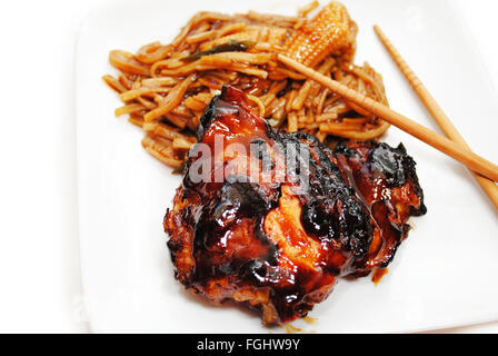 Gegrillt Hühnerkeule mit Reisnudeln und Gemüse serviert Stockfoto