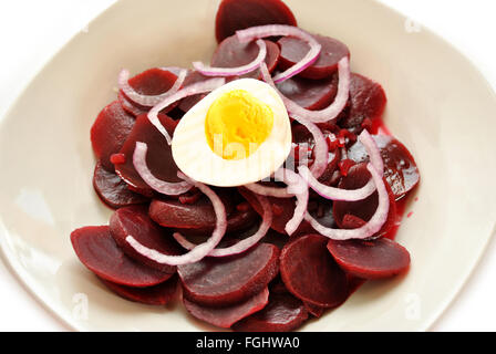 Rüben, Zwiebeln und gekochtes Ei Salat in einer Schüssel serviert Stockfoto