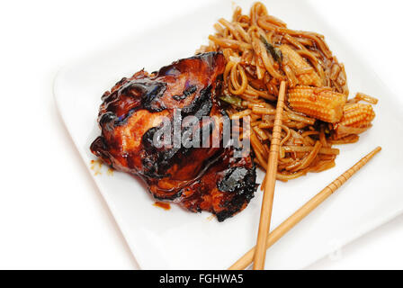 Chinesische Gemüse und Nudeln mit gegrilltem Hühnerfleisch Stockfoto