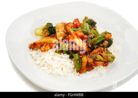 Huhn und Gemüse Rühren braten auf weißem Reis serviert Stockfoto