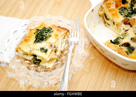 Essen Spinat Lasagne serviert auf einer Glasplatte Stockfoto