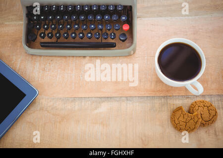 Blick auf alte Schreibmaschine und Kaffee Stockfoto