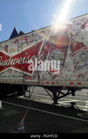 Sonne Strahlen auf Budweiser Bier Lastwagen geparkt. Stockfoto