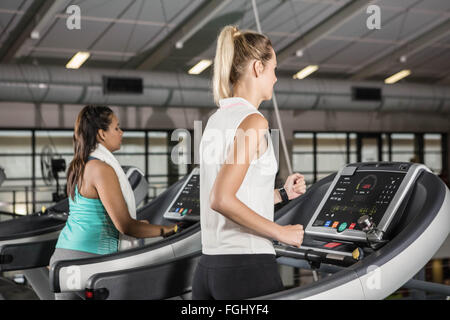 Frauen Training auf Laufbändern Stockfoto
